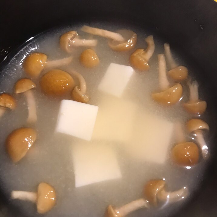 豆腐となめこの味噌汁
